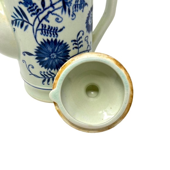 Blue and White Vintage Teapot. - Picture 6 of 9